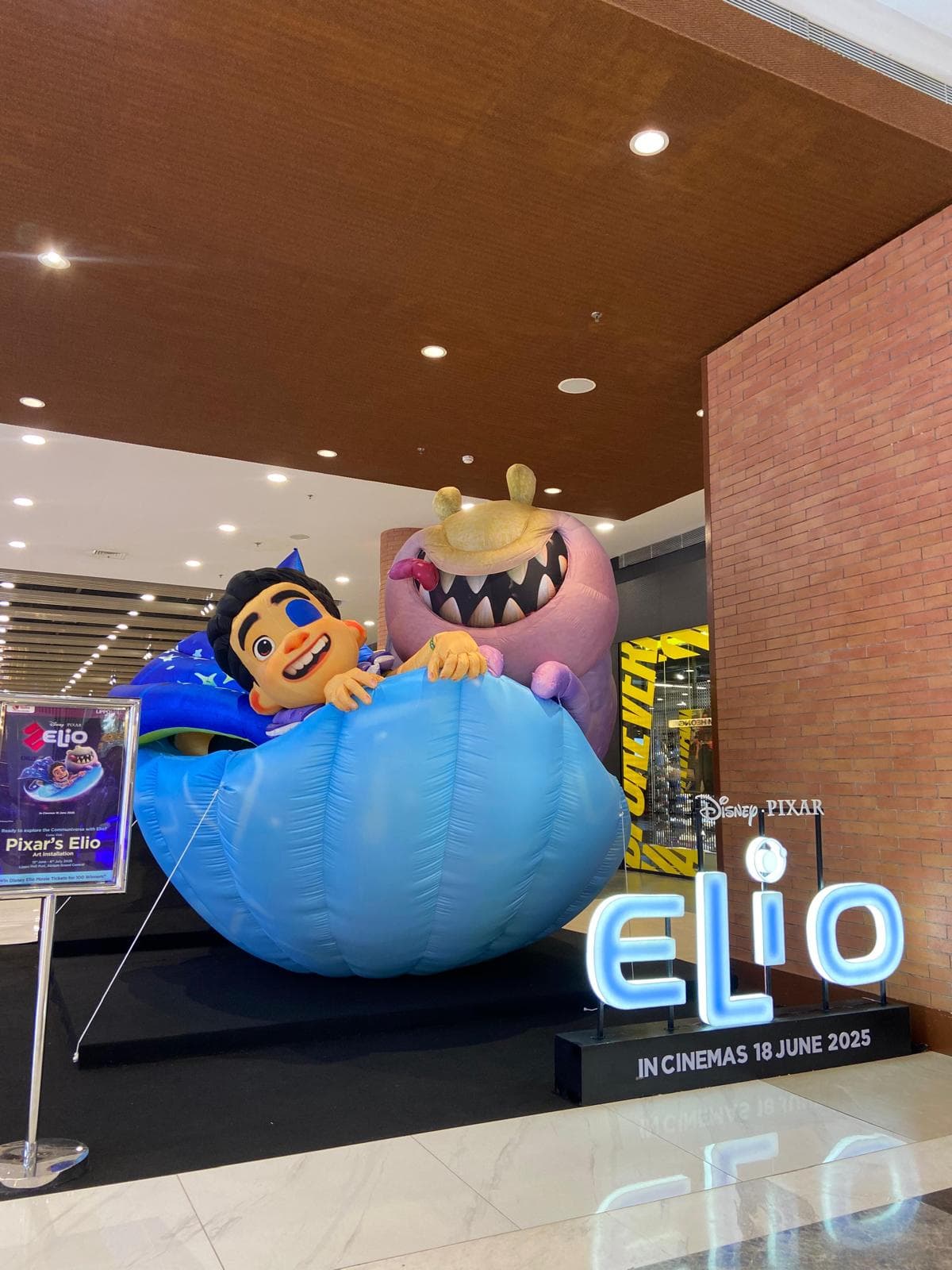 为 Disney Indonesia 制作的巨型充气装置,Elio 与一只外星角色置于蓝色舱体中,安装于商场中庭
